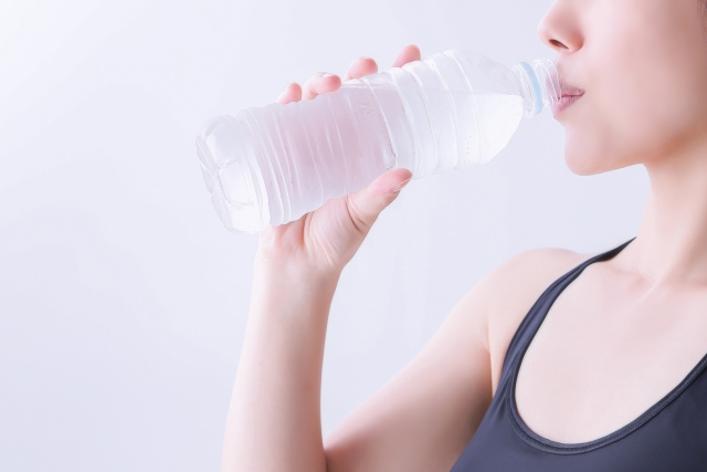 水を飲んでいる女性の画像