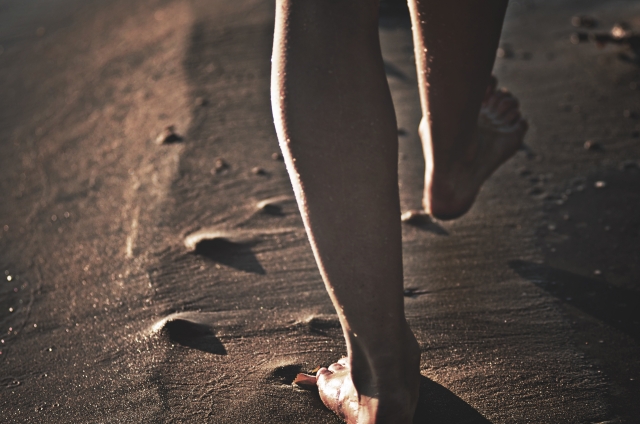 現実が違うと砂浜を歩く脚の画像