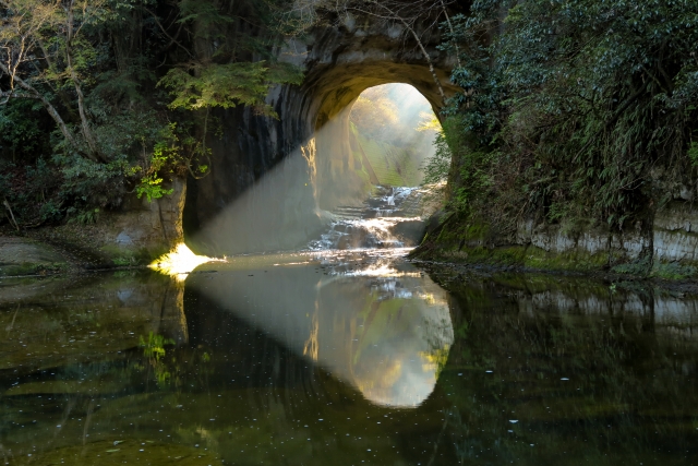 ハートの光が差し込む池と洞窟の画像