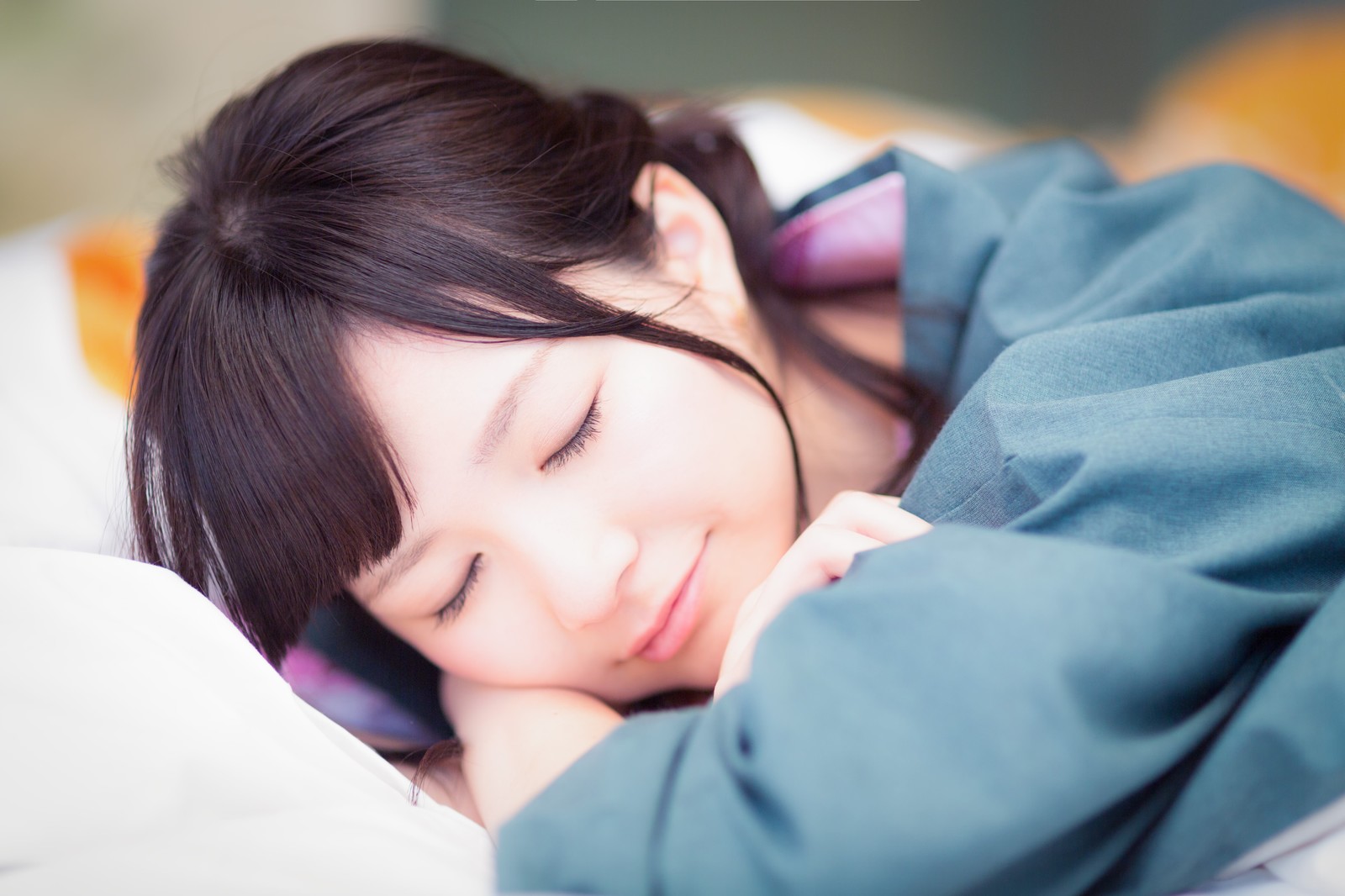 マッサージ中で寝ている女性の横顔の画像