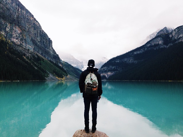 人生やり直しの旅に出た男性の後ろ姿の画像