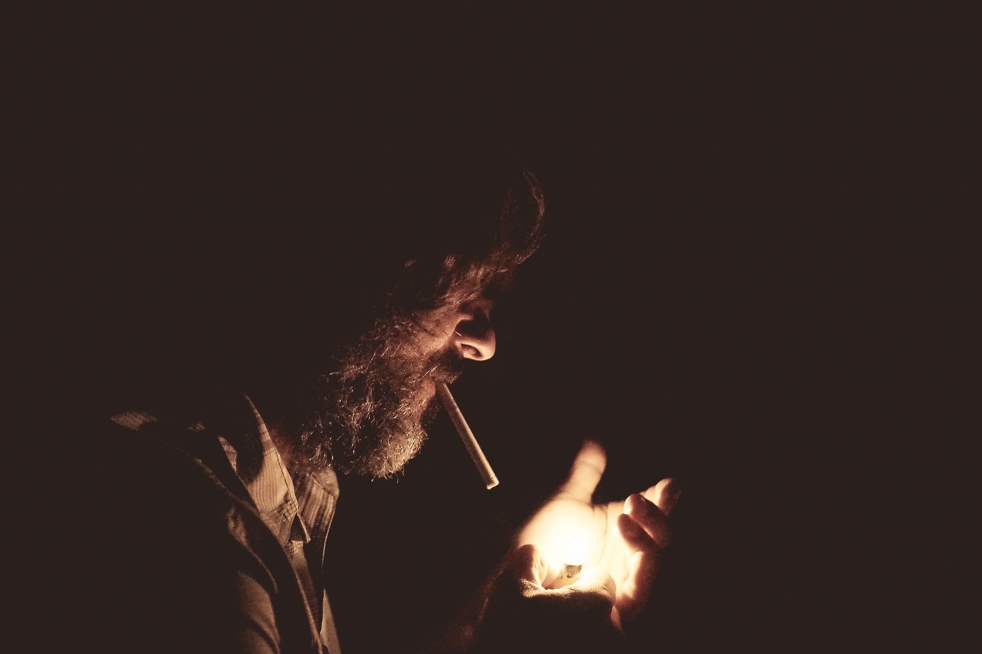 パチンカスがタバコをふかしているようなイメージ画像