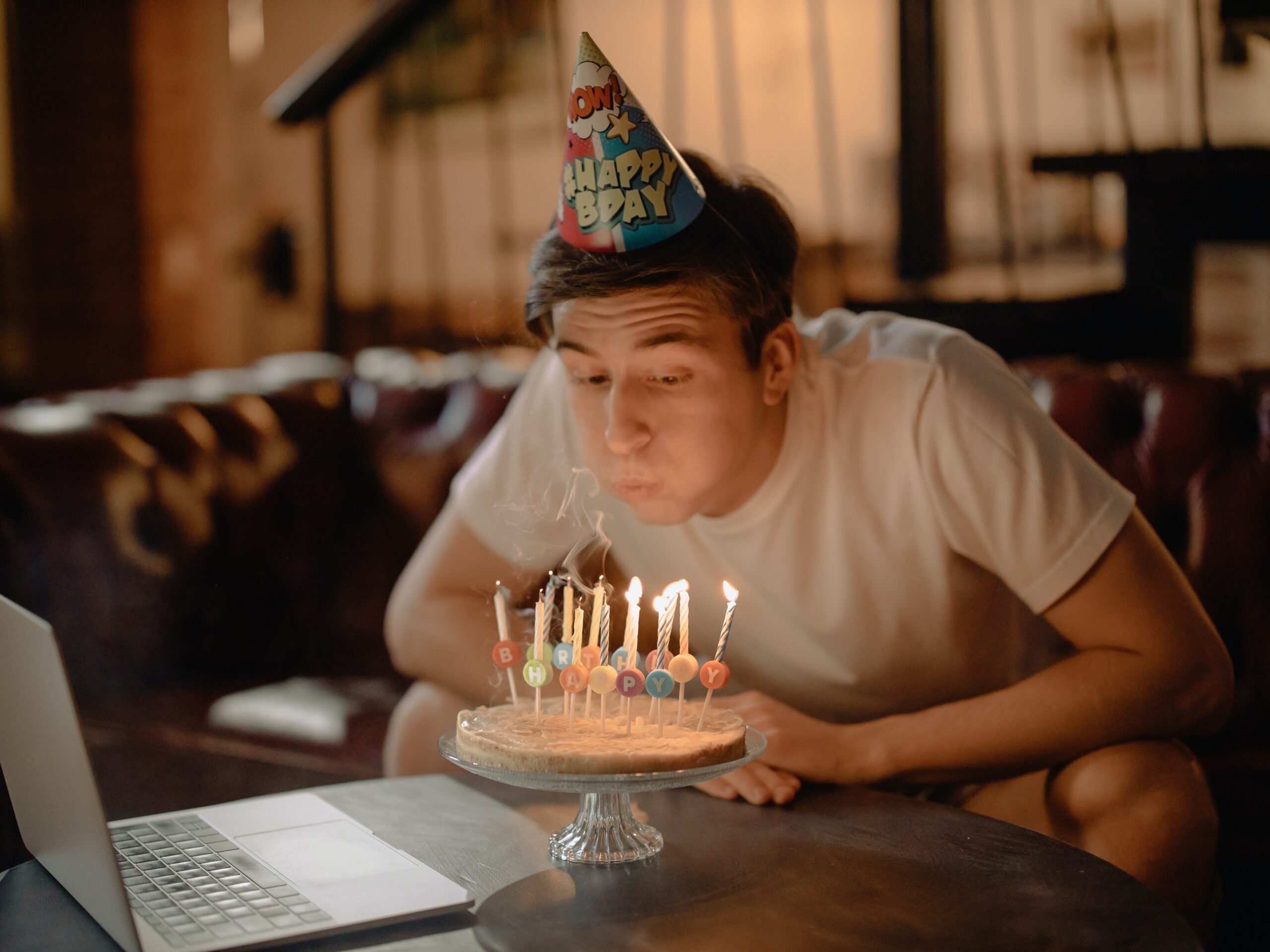 独身男が一人で誕生日を祝っている画像