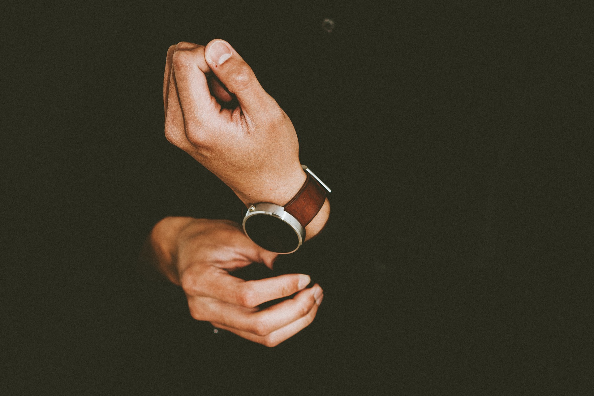 男の一生使える腕時計を付けている男性の手元の画像