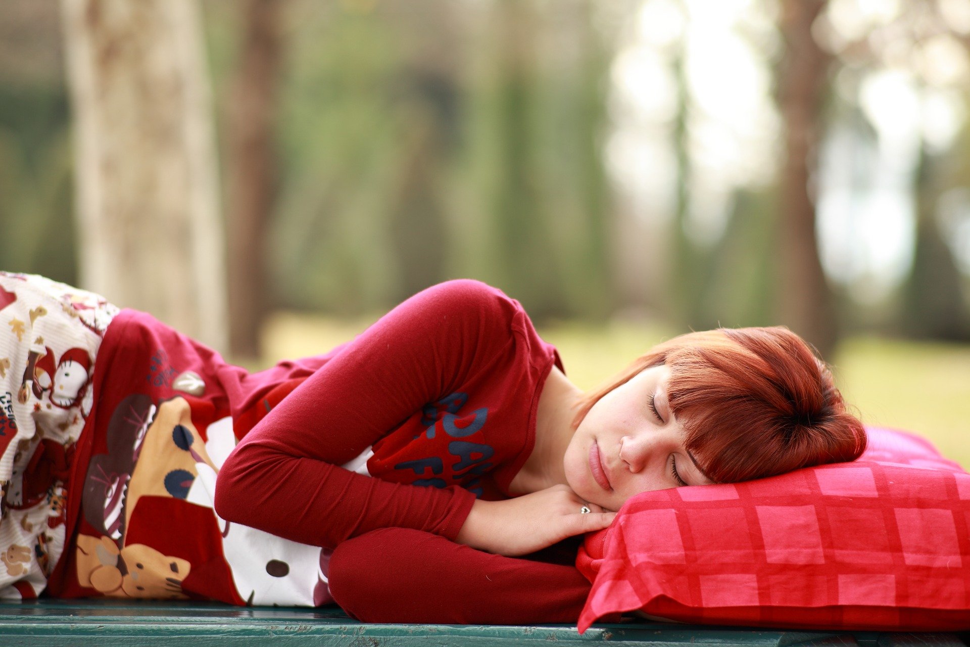 寝ながら瞑想している女性の画像