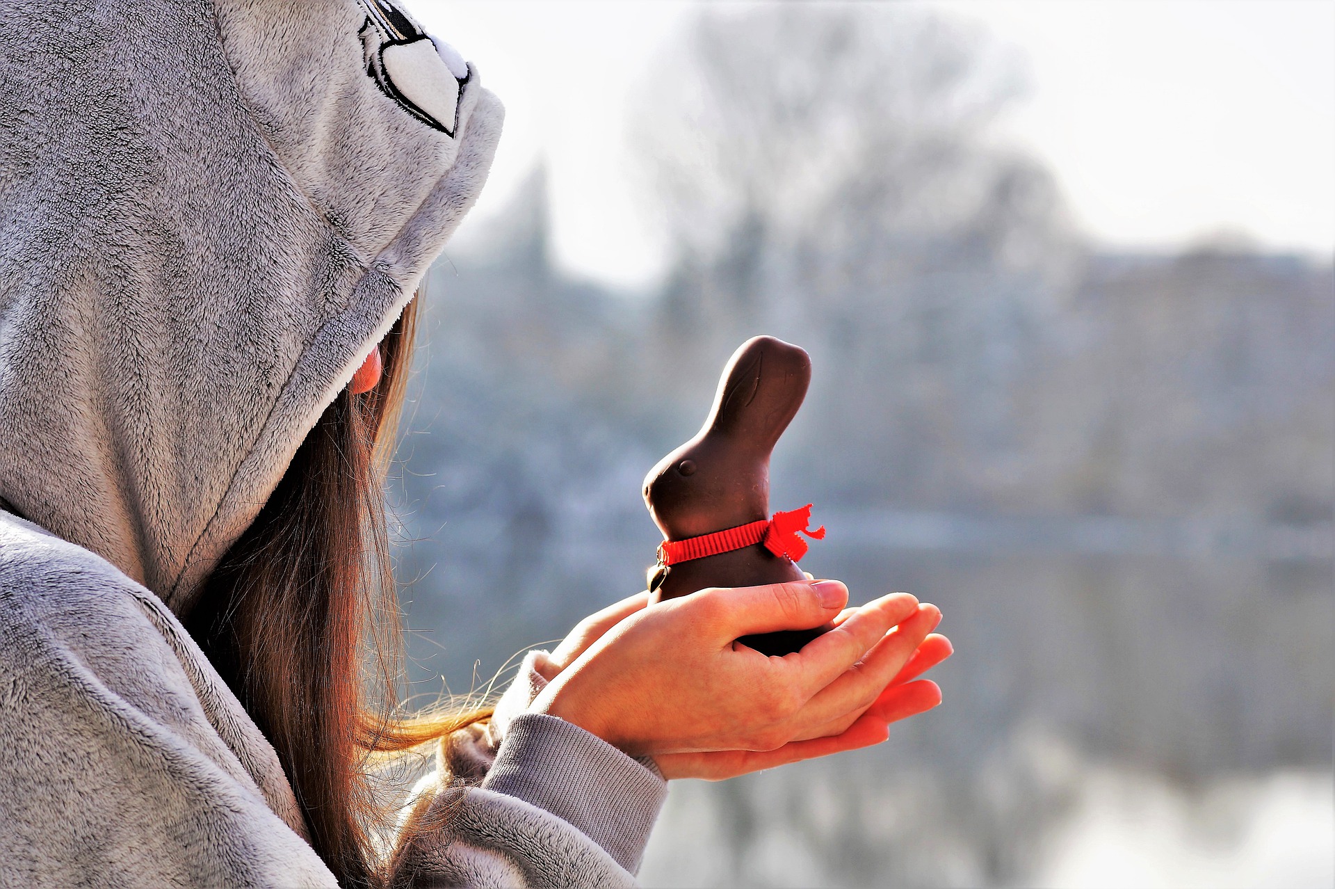 欲しいものが手に入らず、妥協して買ったうさぎのチョコレートを手にしている女性の画像