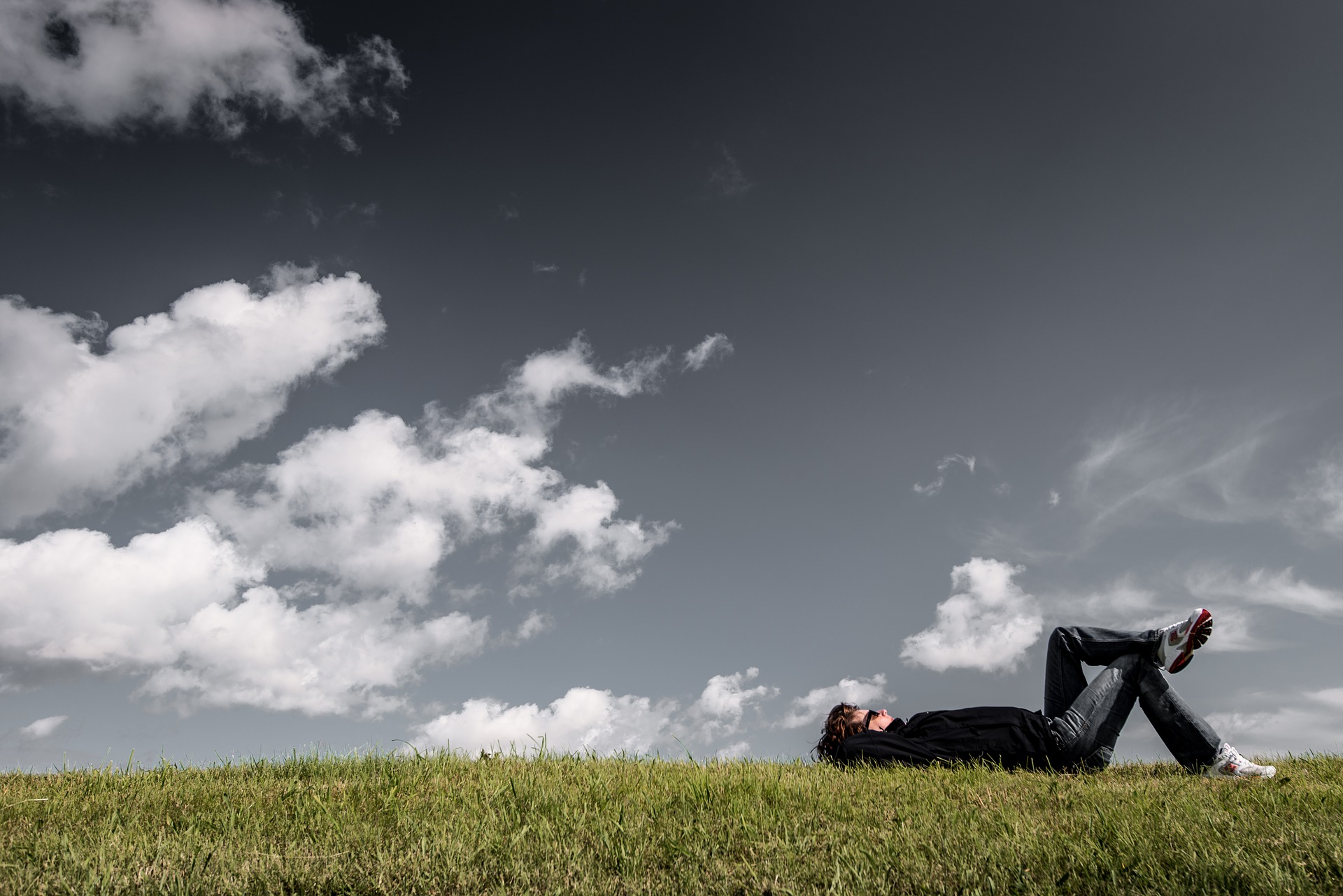 嘘つきで有名なパチンカスの男性が芝生で寝っ転がっている画像