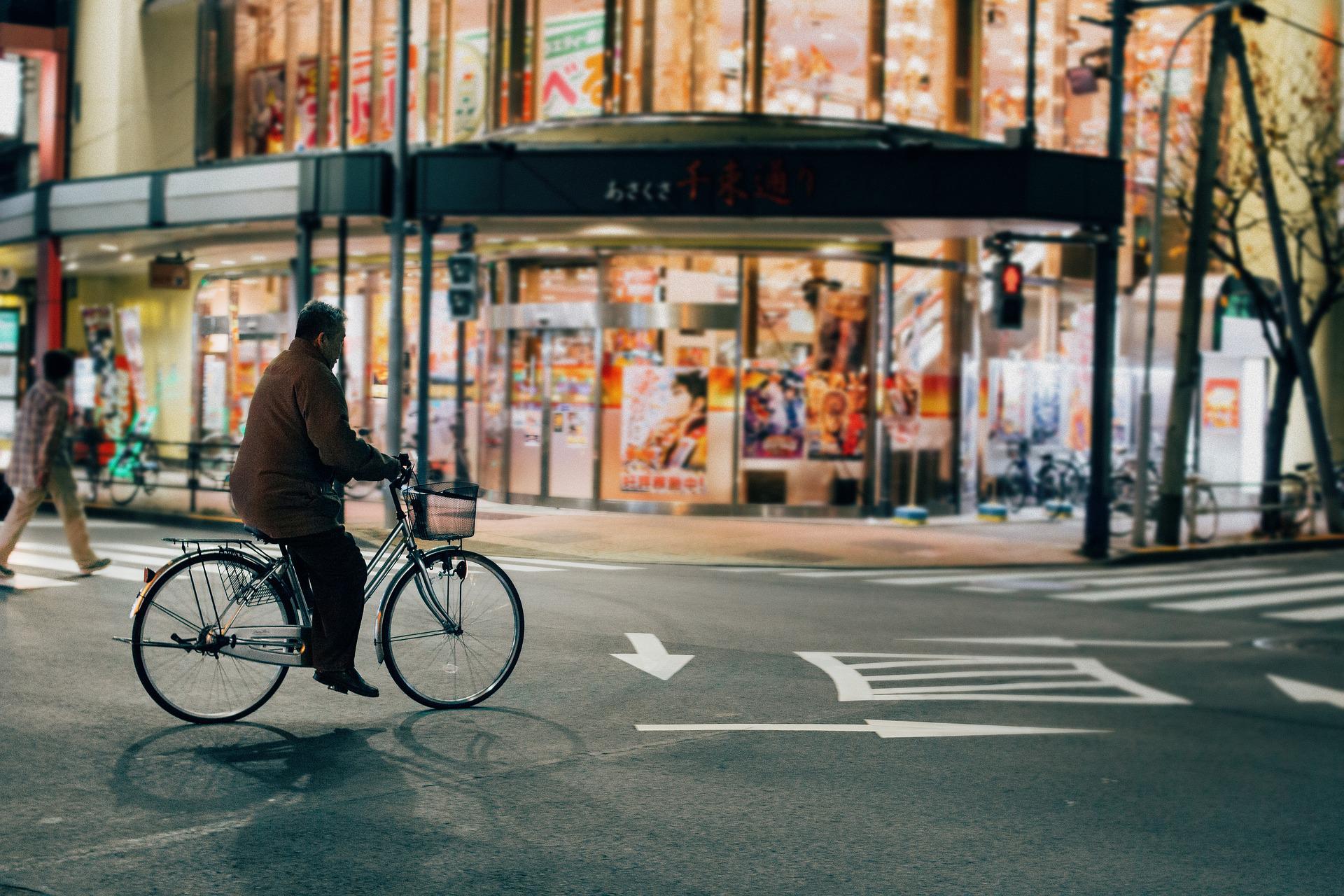 パチンコ屋に自転車で向かう男性の画像