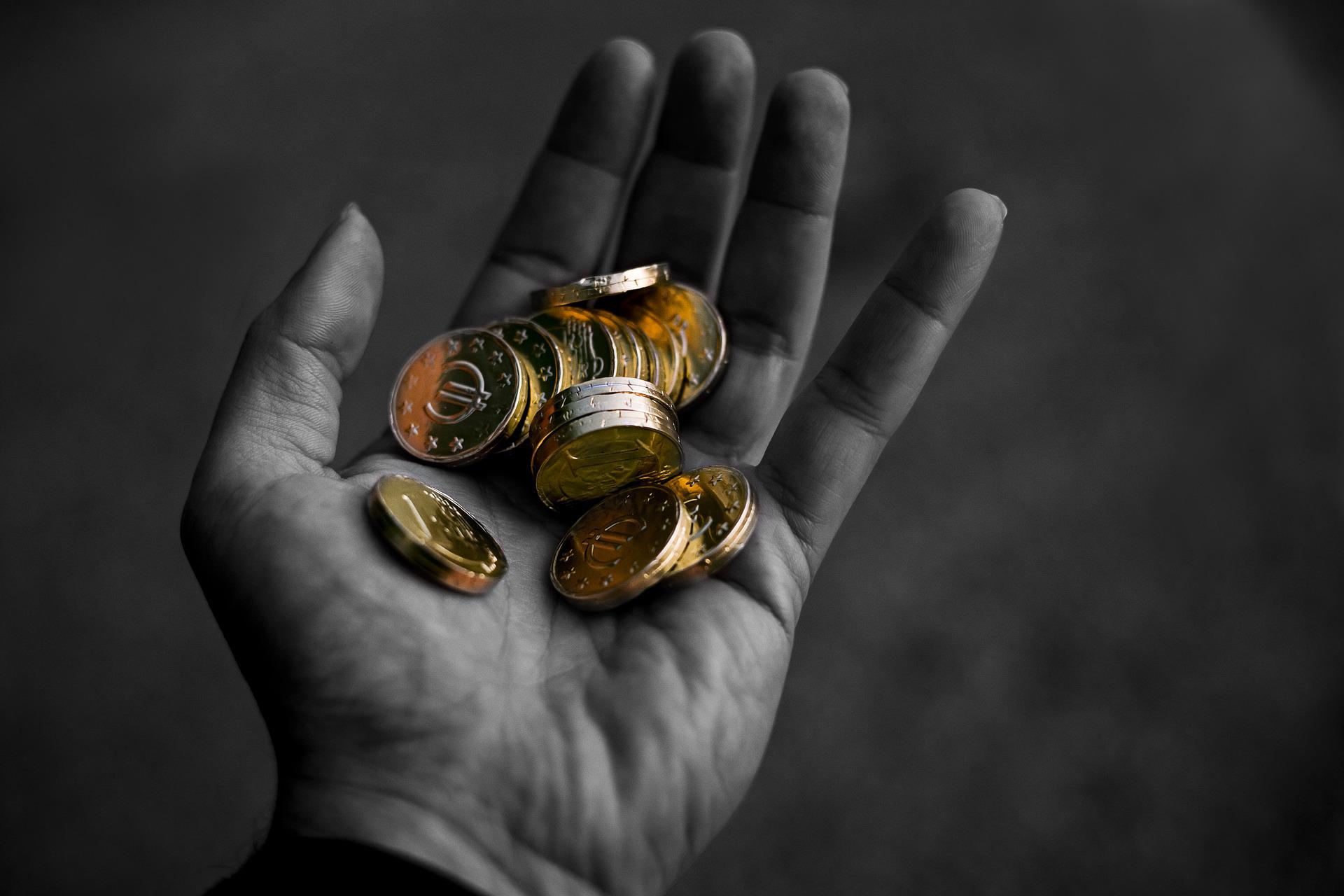 パチンコに給料全額使ってしまい硬貨だけが残った画像
