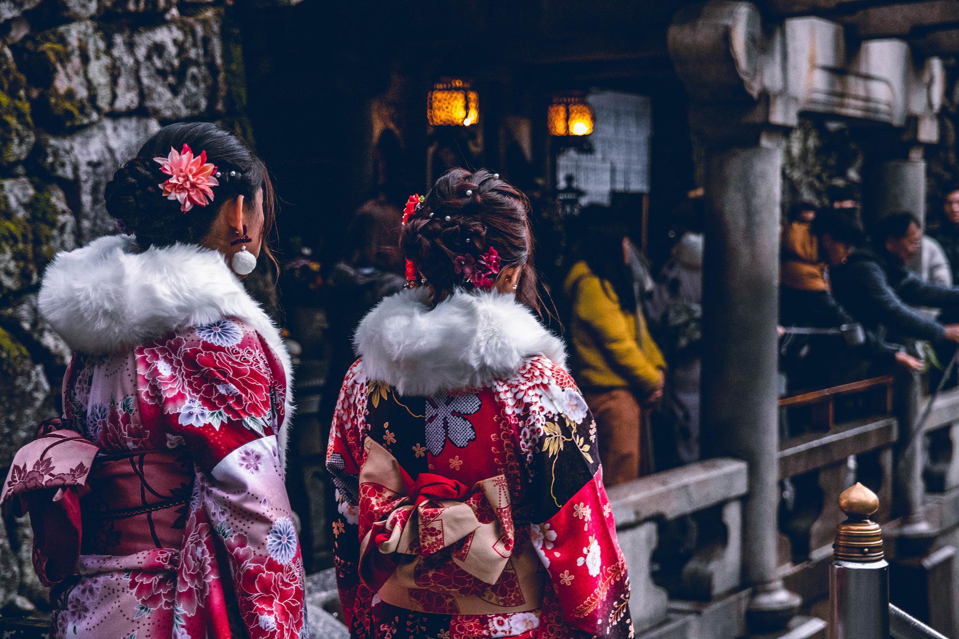神社にお参りに行くために着物を着ている女性2人の後ろ姿の画像