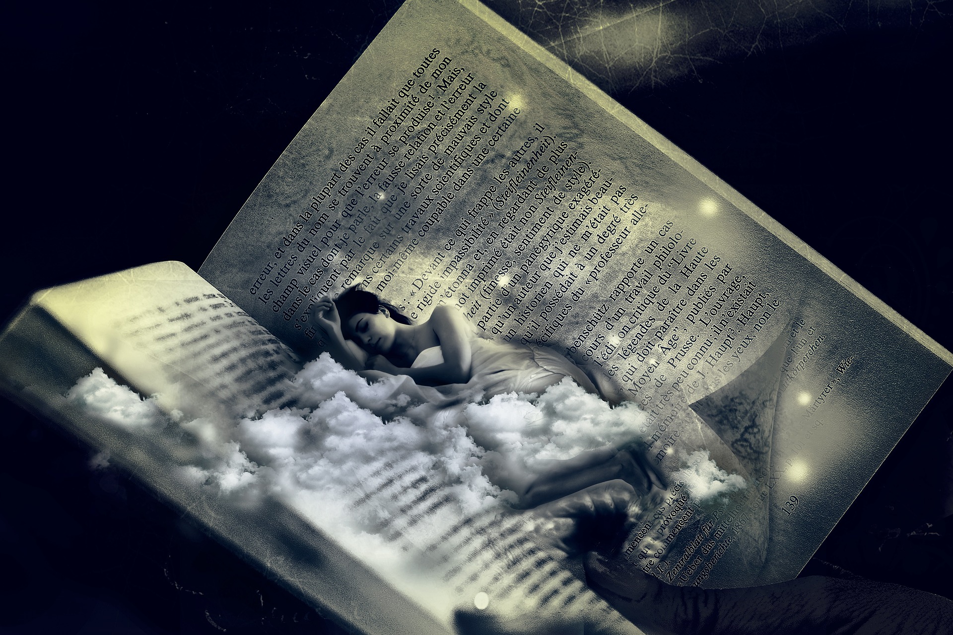 寝るのが好きな女性が大きな本の上で寝そべっている画像